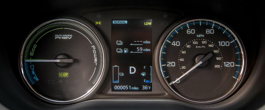 Панель приборов Mitsubishi Outlander PHEV 2017 года  (NA) (фото 5 из 70)